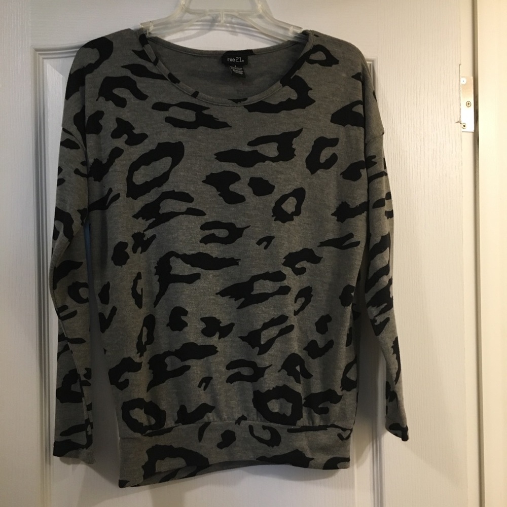 Rue21 Sweater Top Grey/Black Print Size S